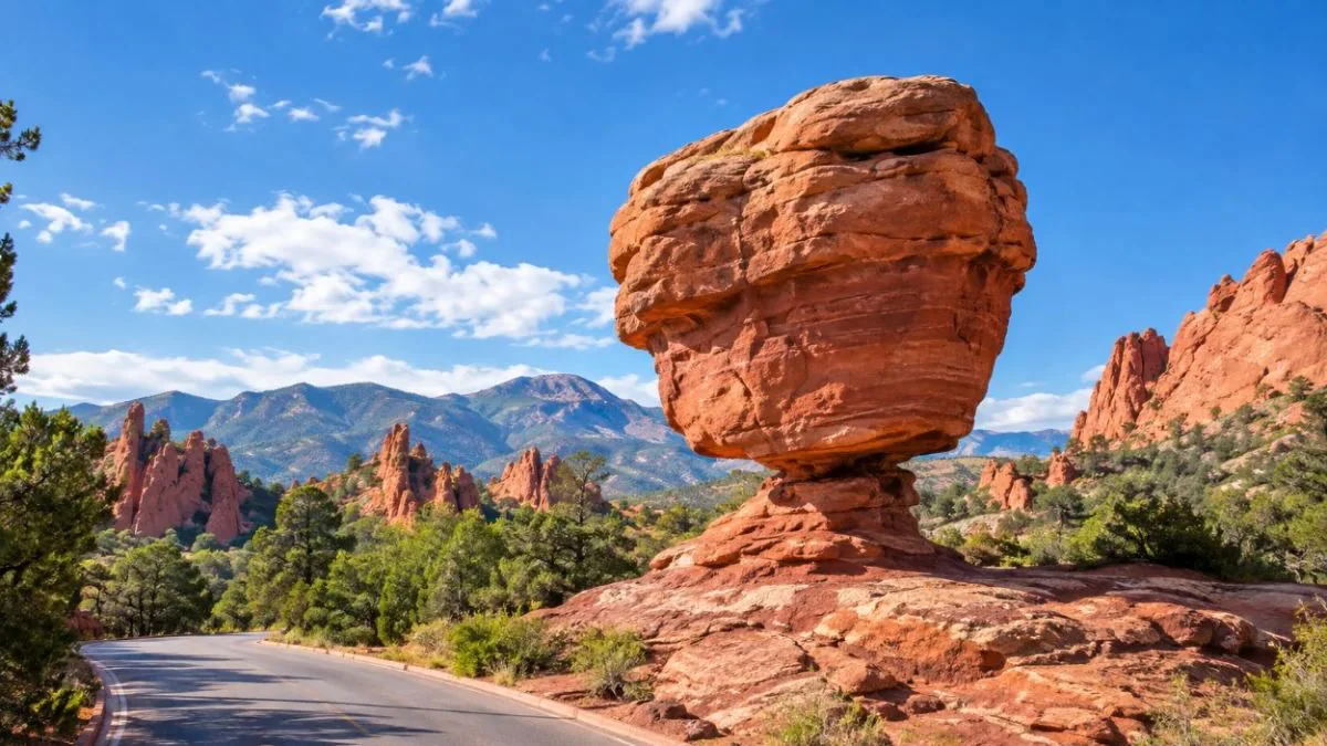Balanced Rock, ein riesiger roter Felsblock auf schmalem Sockel neben der Parkstraße