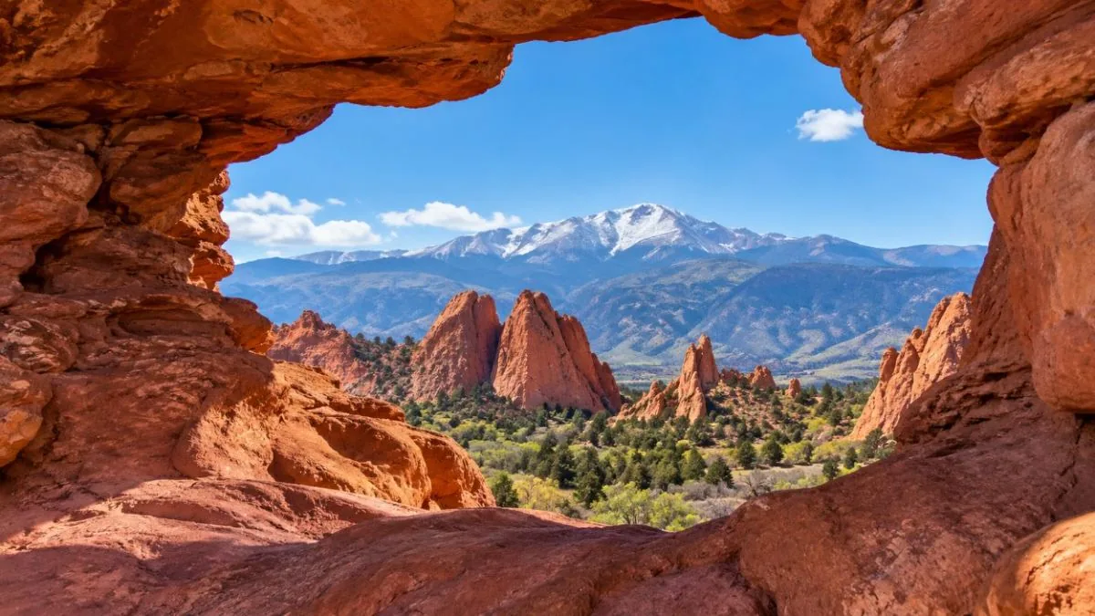 Der Pikes Peak, eingerahmt vom natürlichen Felsenfenster am Siamese Twins Trail