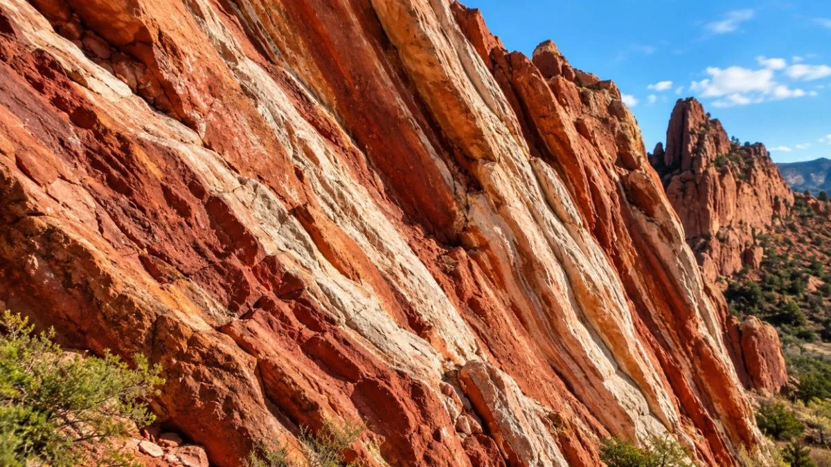Schräg gestellte rote und weiße Sandsteinschichten aus der Nähe