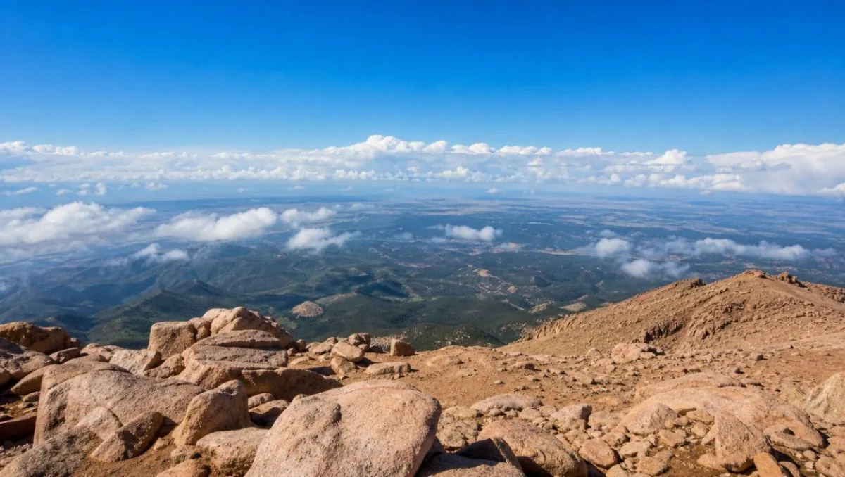 La vista dalla vetta del Pikes Peak su creste più basse e pianure