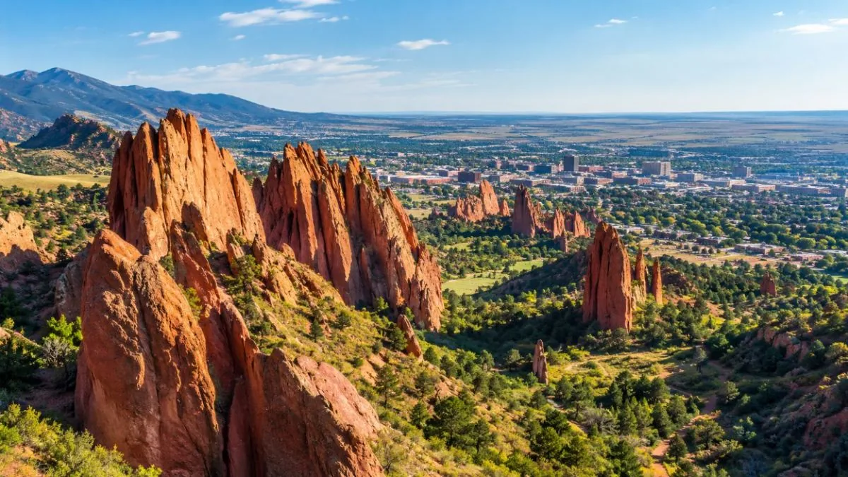 Las rocas rojas de Garden of the Gods con la ciudad y las llanuras al fondo