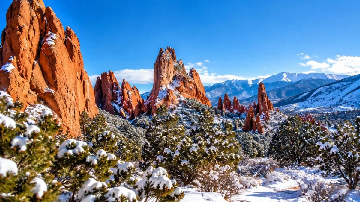 Frischer Schnee am Boden unter den roten Felsen von Garden of the Gods