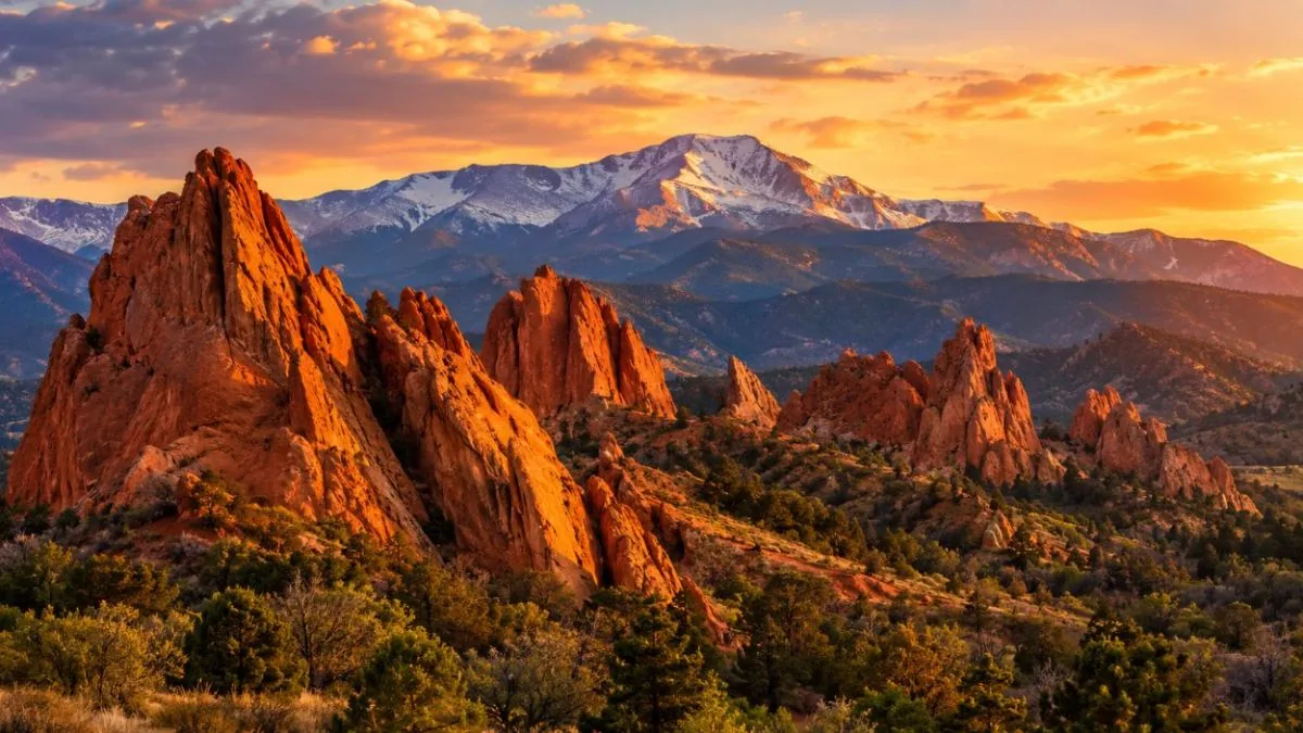 Spätnachmittagslicht auf den roten Felsen mit dem Pikes Peak dahinter