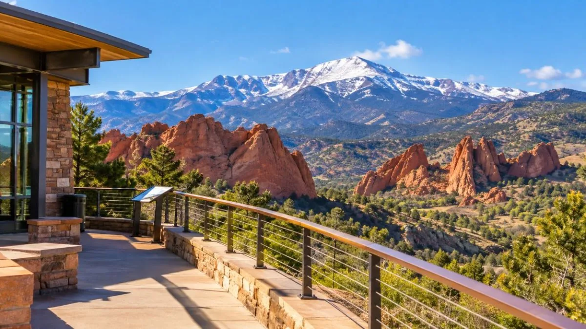 La terraza de un centro de visitantes con vistas a las rocas rojas y Pikes Peak